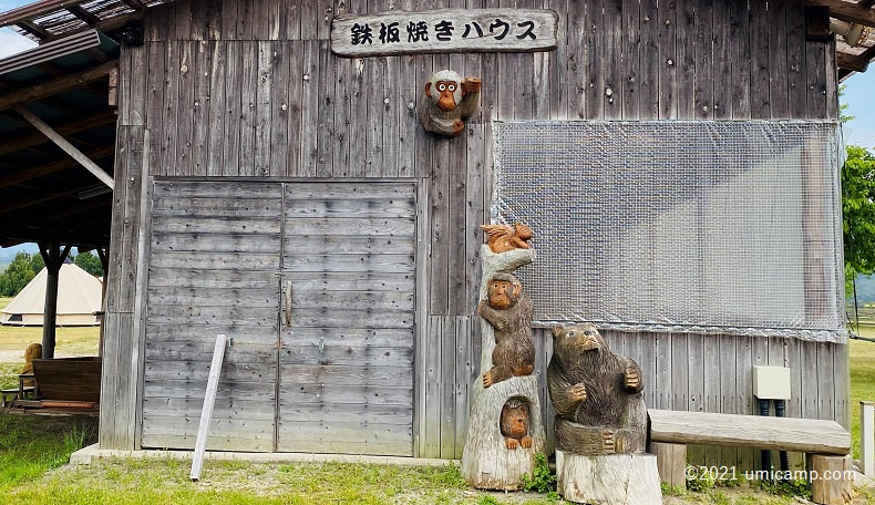 鉄板焼きハウス前。木彫りの動物達が大集合。