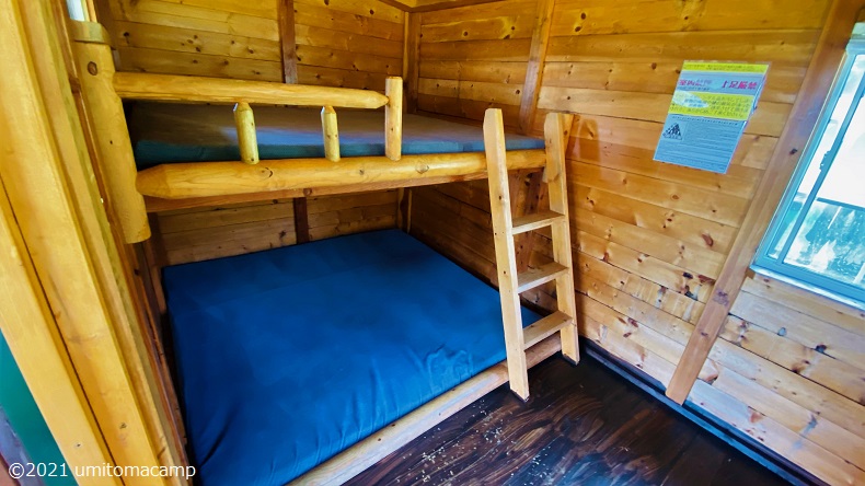 らかん高原オートキャンプ場　ログケビンの内部　二段ベッドの様子