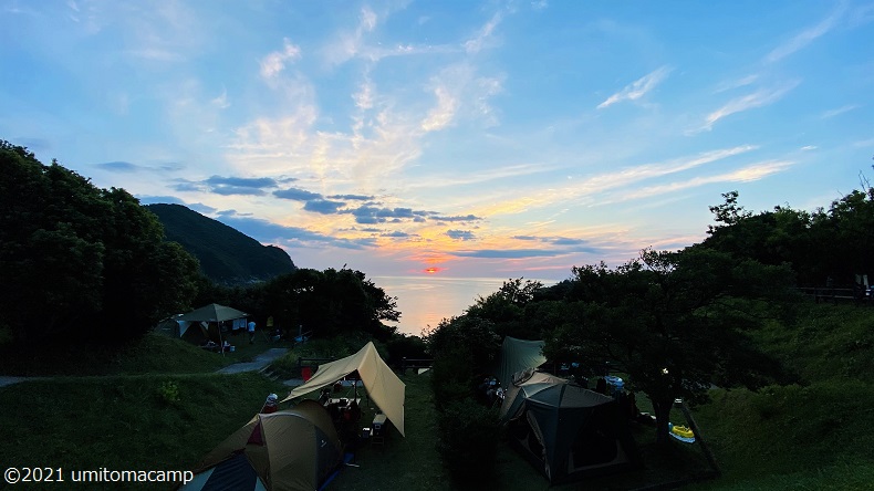 須佐湾エコロジーキャンプ場フリーサイト近くから見える夕陽