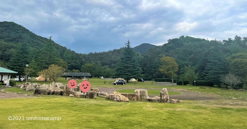 芦田湖オートキャンプ場にあるコミュニティサークル。岩が並んでいる。